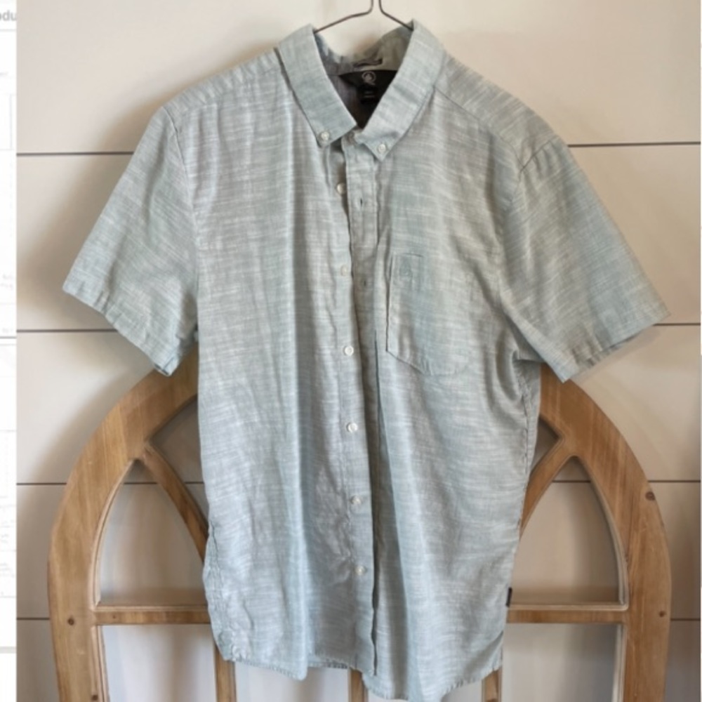 Men’s Volcom button up medium.